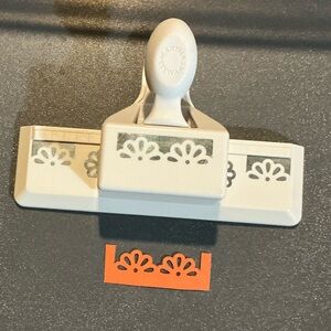 EK Success Martha Stewart Crafts "Daisy Lace" Paper Punch Edge